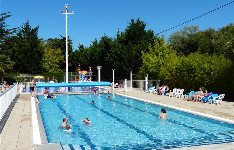 Outdoor pool Camping Les Amiaux
